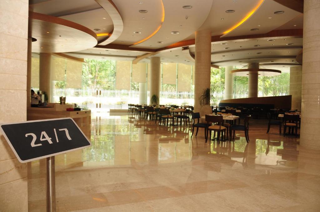 The Lalit Chandīgarh Esterno foto